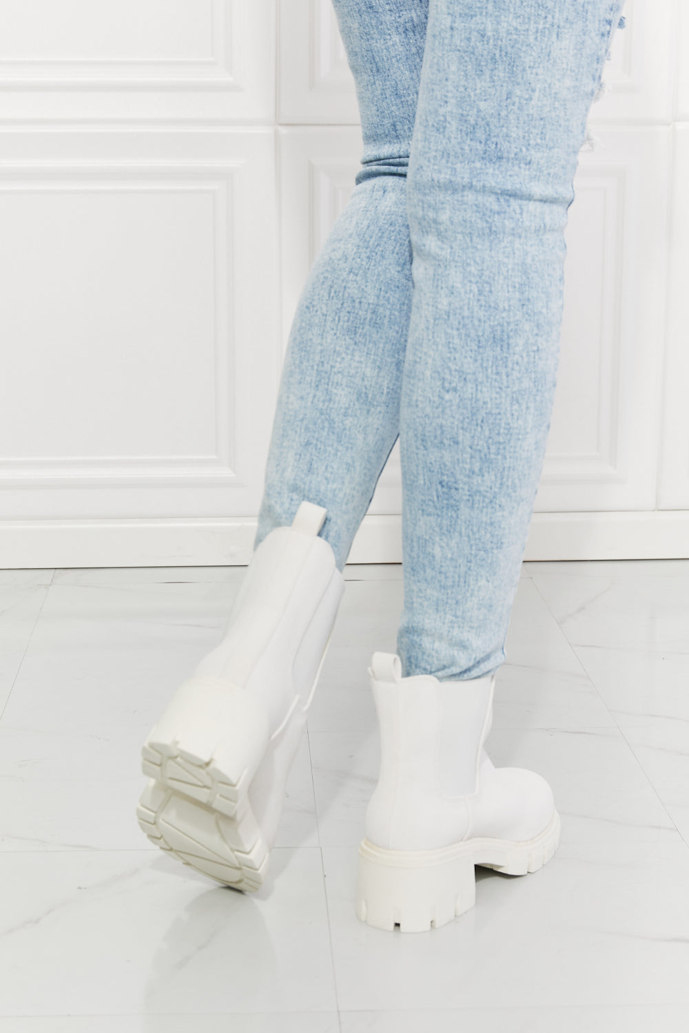Mmshoes Work For It Matte Lug Sole Chelsea Boots In White