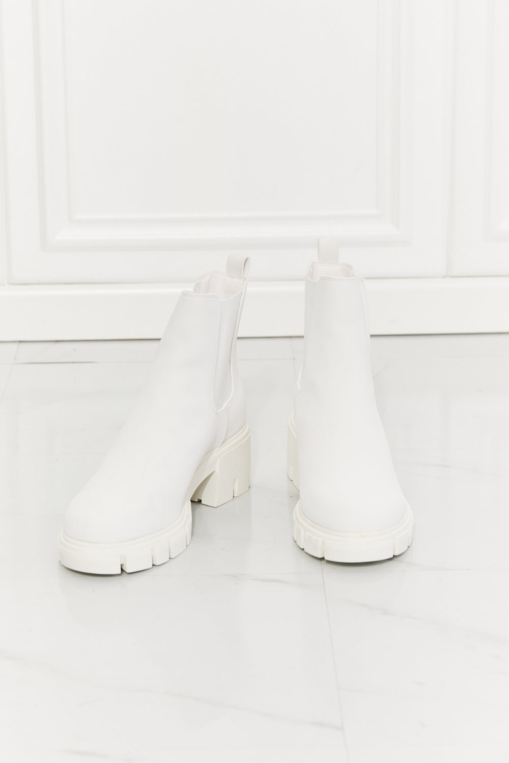 Mmshoes Work For It Matte Lug Sole Chelsea Boots In White
